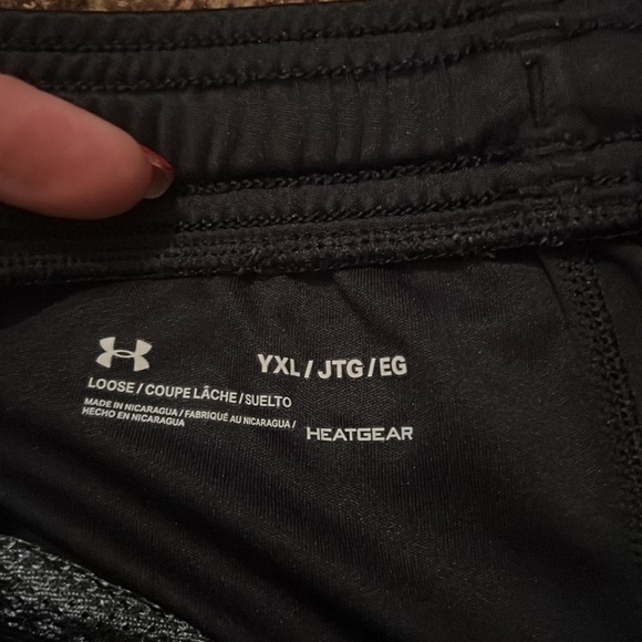 Boys Sz XL under Armour black shorts. - Picture 3 of 5
